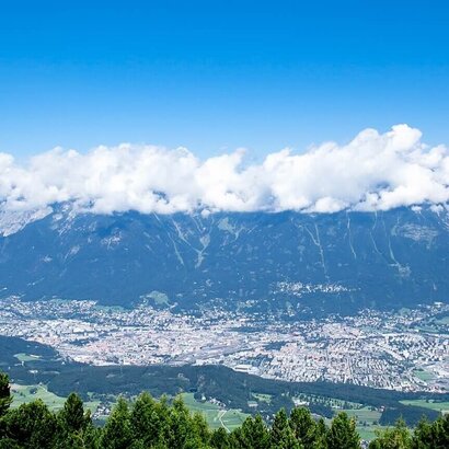 Bergpanorama mit Blick auf Innsbruck