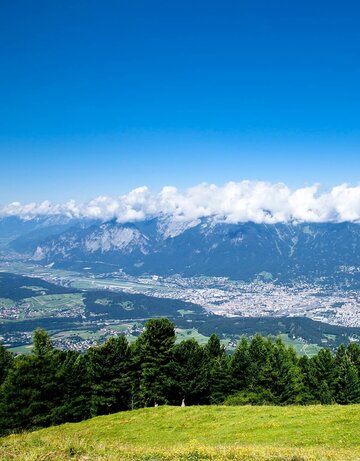 Bergpanorama mit Blick auf Innsbruck