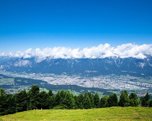 Bergpanorama mit Blick auf Innsbruck