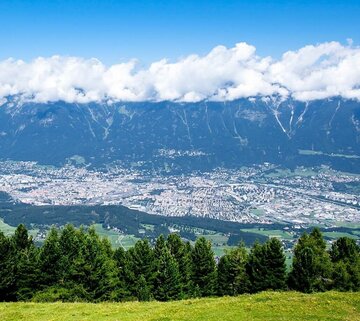 Bergpanorama mit Blick auf Innsbruck