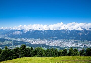 Bergpanorama mit Blick auf Innsbruck
