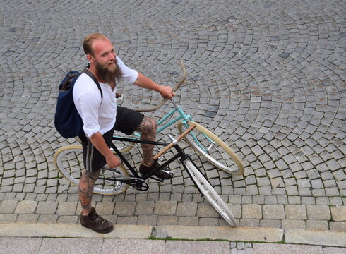 Flo Hipp mit zwei seiner Starrgang-Räder