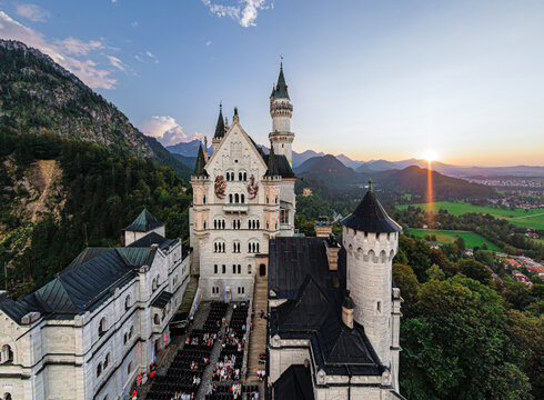 Luftaufnahme von Schloss Neuschwanstein mit Blick in den Innenhof.