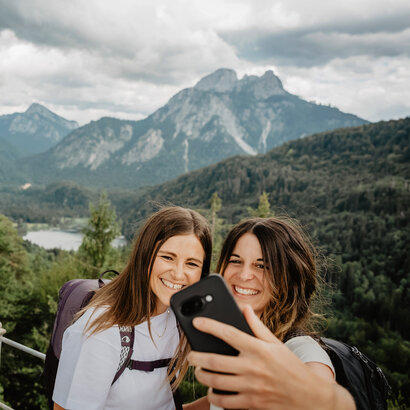 Zwei junge Frauen machen ein Selfie auf dem Kalvarienberg