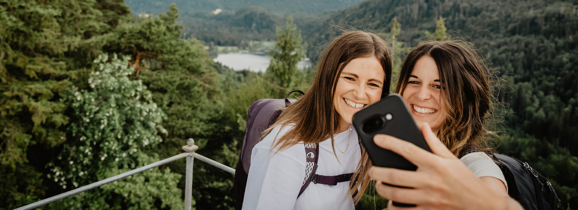 Zwei junge Frauen machen ein Selfie auf dem Kalvarienberg