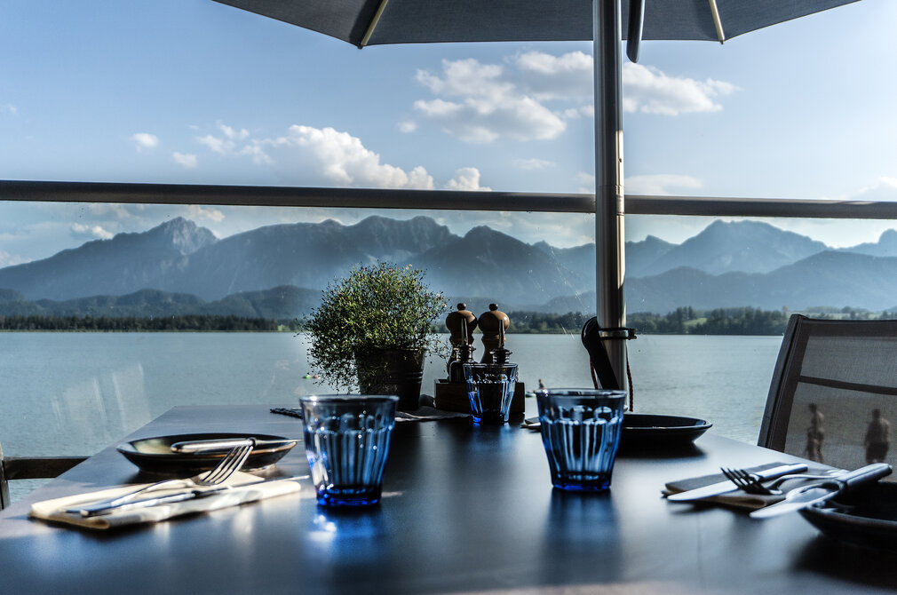 Das Foto zeigt die Seeterrrasse am Seehaus Hopfensee.