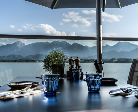Zum Anderszeit-Blogbeitrag Das Foto zeigt die Seeterrrasse am Seehaus Hopfensee.