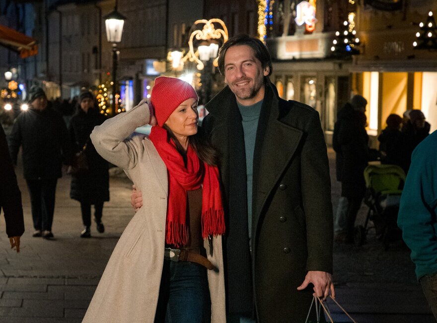 Das Foto zeigt eine Frau und einen Mann beim Adventsbummel in der Reichenstraße in Füssen.