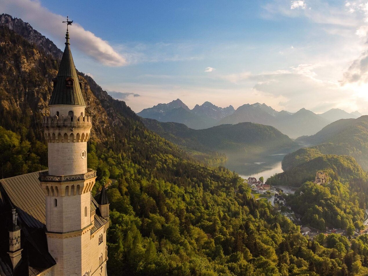 Schloss Neuschwanstein mit Berglandschaft