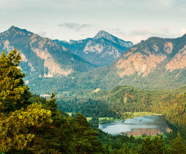 Auf dem Bild ist der Ausblick vom Kalvarienberg Richtung Schwansee und Schloss Neuschwanstein zu sehen