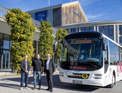 Musical-Shuttlebus vor dem Festspielhaus Neuschwanstein.