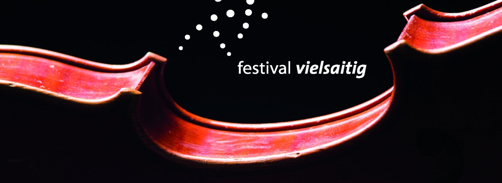 Das Bild zeigt einen schwarzen Hintergrund auf dem im unteren Bereich detailiert eine Geige zu erkennen ist. Oben drüber steht festial vielsaitig geschrieben.