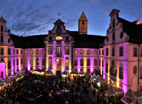 Blick von oben auf den Füssener Adventsmarkt im Klosterhof St. Mang.