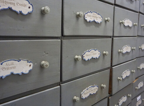 Antiker Schrank mit beschrifteten Schubladen im Museum der Stadt Füssen