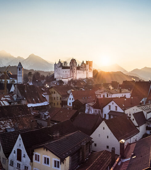 Panoramafoto der Altstadt der Stadt Füssen im Sonnenuntergang