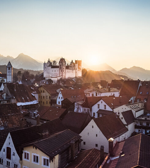 Panoramafoto der Altstadt der Stadt Füssen im Sonnenuntergang