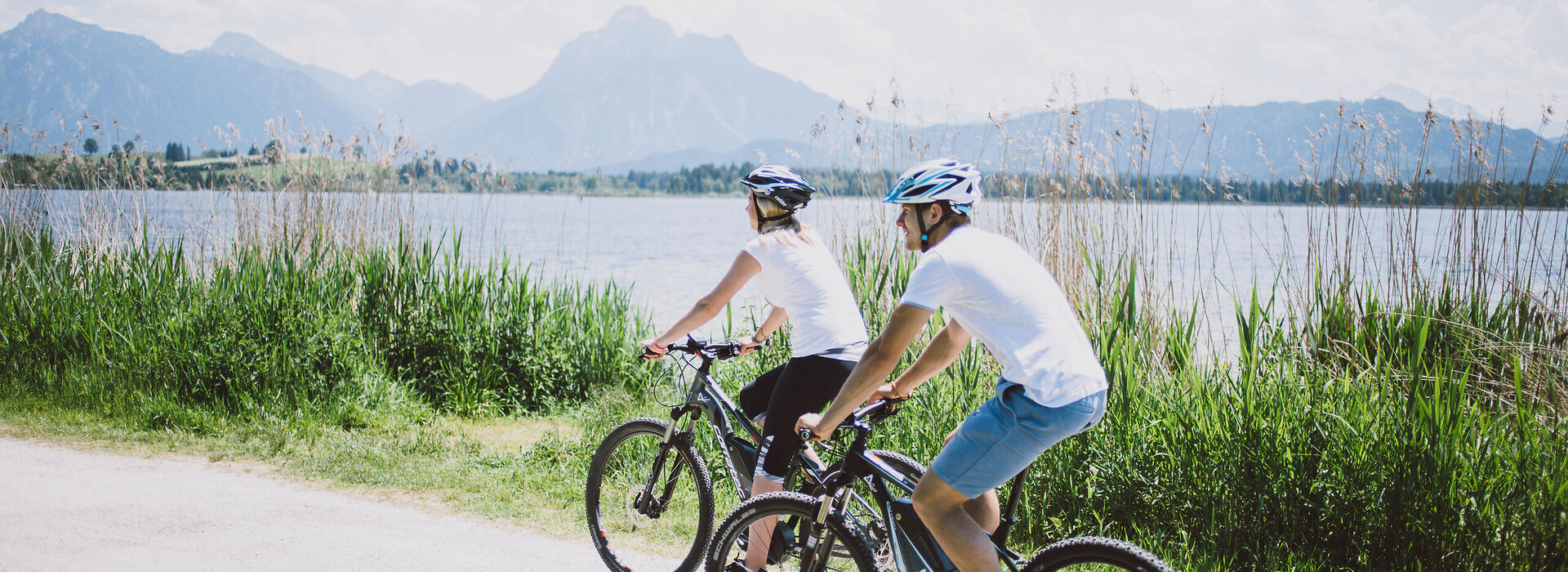 Das Bild zeigt zwei Radfahrer am Ufer des Hopfensees auf der Kneipp-Radrunde