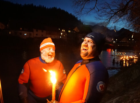 Das Foto zeigt zwei Fackelschwimmer - nach der Veranstaltung wieder auf dem Trockenen.