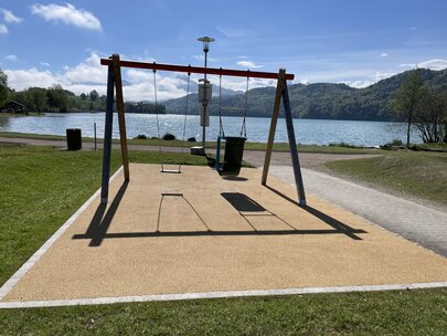 Das Bild zeigt die Schaukeln am Spielplatz Weißensee