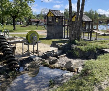 Das Bild zeigt den Spielplatz am Weißensee