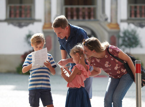 Familie auf dem Weg zum Museum der Stadt Füssen
