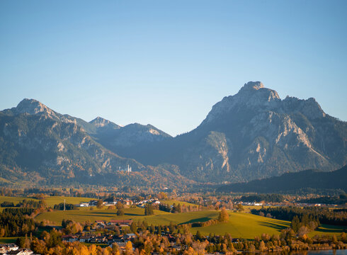 Das Foto zeigt die Herbstlandschaft rund um Schloss Neuschwanstein und Füssen