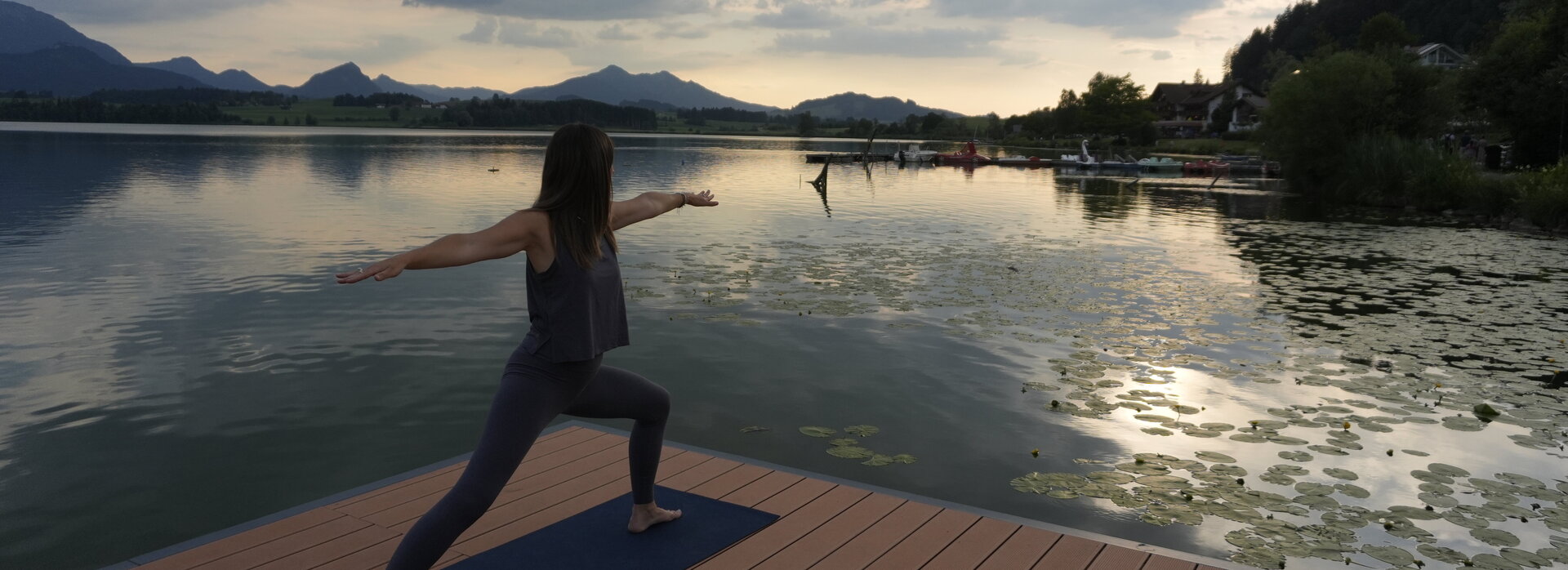 Eine Frau beim Yoga auf der Kneipp-Insel am Hopfensee