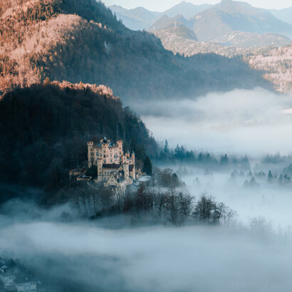 Schloss Hohenschwangau im Nebel, ein Märchenschloss in den bayerischen Alpen.