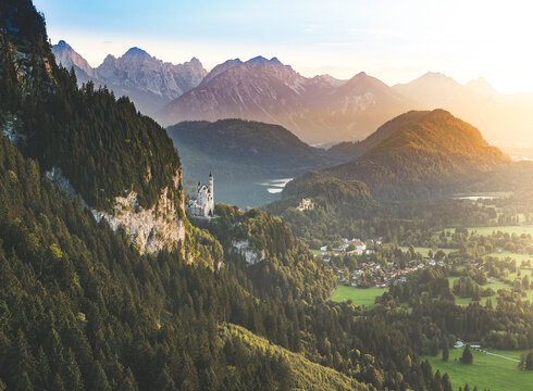 Blick aus der Tegelbergbahn auf die Königsschlösser Neuschwanstein und Hohenschwangau.