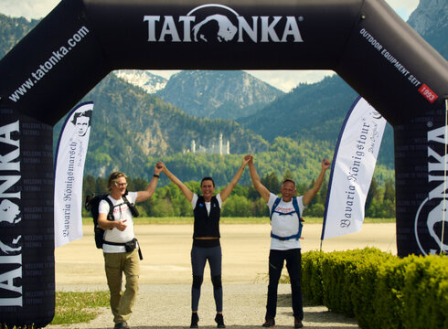 Drei Teilnehmer beim Bavaria Königsmarsch Allgäu 2024 beim Zieleinlauf.