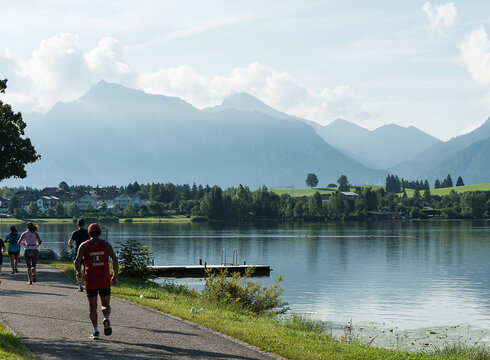 Königsschlösser-Marathonteilnehmer*innen am Hopfensee bei Füssen