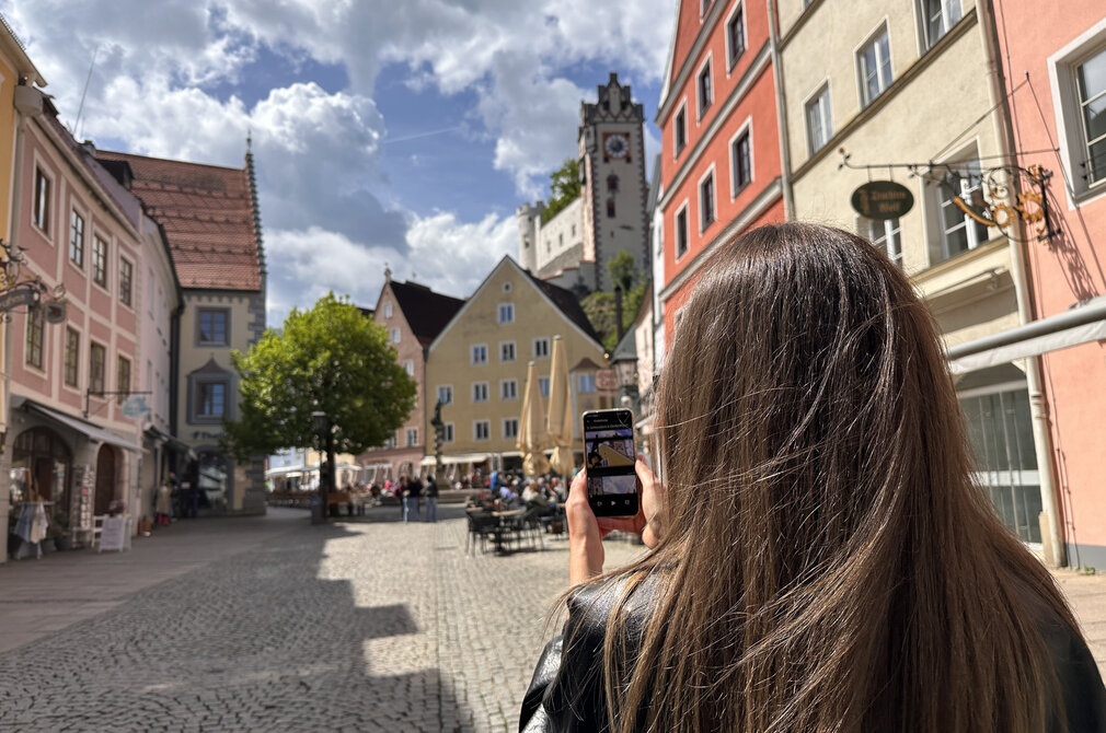 Zu den Infos auf fuessen.de Lauschtour-Nutzerin in der Füssener Altstadt