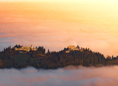 Blick auf die Burgruinen Hohenfreyberg und Eisenwebg unweit von Füssen