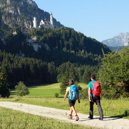 Das Foto zeigt Wanderer unterhalb von Schloss Neuschwanstein - Foto Gerhard Eisenschink