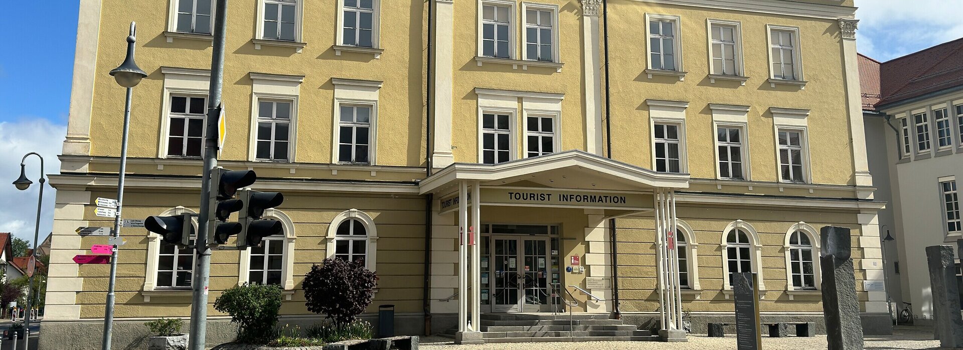 Außenaufnahme der Tourist Information Füssen am Kaiser-Maximilian-Platz im Stadtzentrum