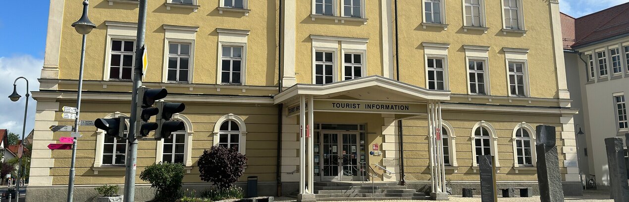 Außenaufnahme der Tourist Information Füssen am Kaiser-Maximilian-Platz im Stadtzentrum