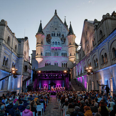 Zuschauer der Neuschwansteinkonzerte 2025 im oberen Schlosshof.