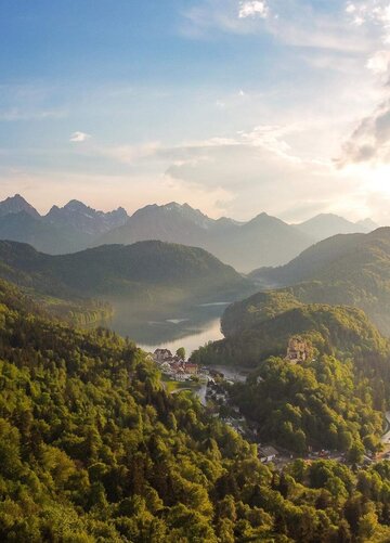 Schloss Neuschwanstein mit Berglandschaft
