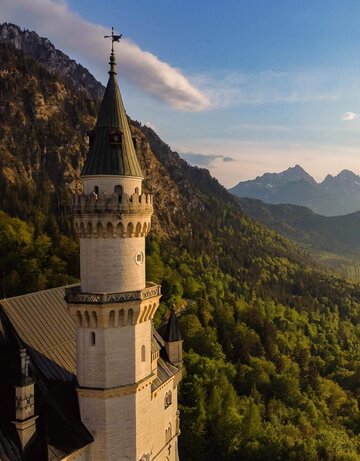 Schloss Neuschwanstein mit Berglandschaft