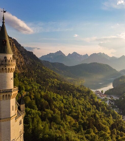 Schloss Neuschwanstein mit Berglandschaft