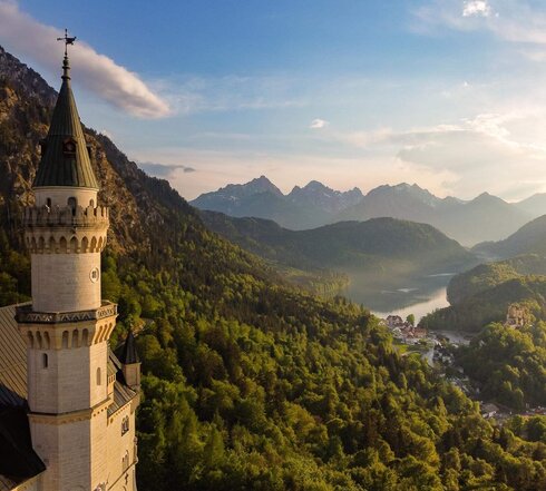 Schloss Neuschwanstein mit Berglandschaft
