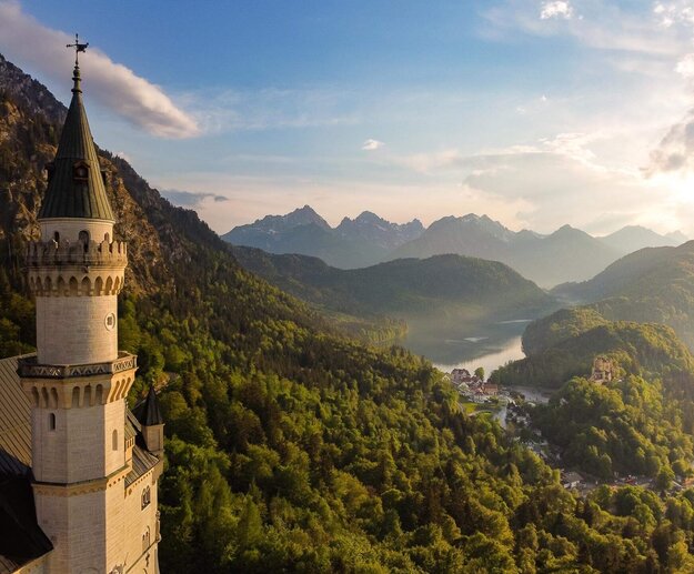 Schloss Neuschwanstein mit Berglandschaft