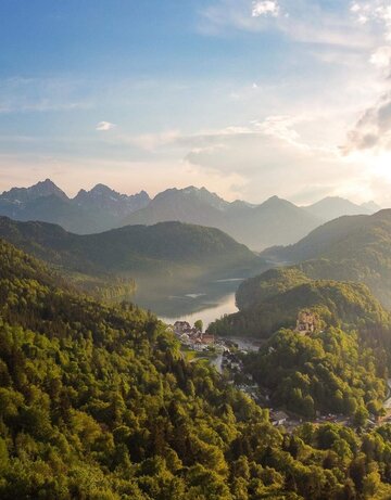 Schloss Neuschwanstein mit Berglandschaft