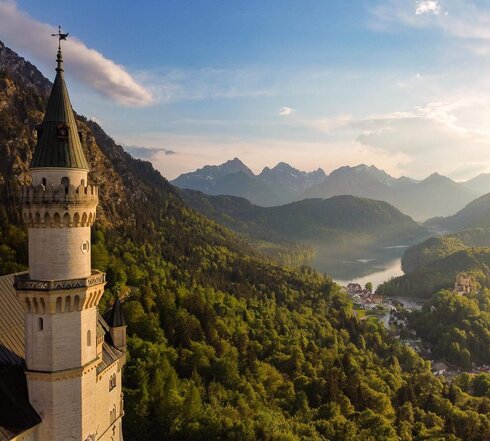 Schloss Neuschwanstein mit Berglandschaft