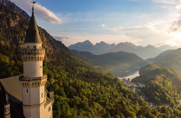 Schloss Neuschwanstein mit Berglandschaft