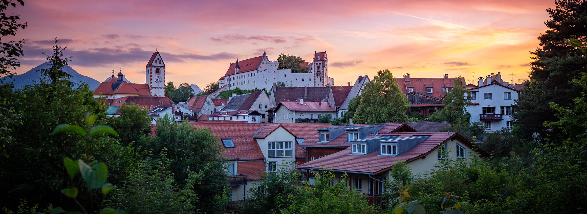 Der Quaglioblick in seiner romantischsten Form: Panoramablick auf die Füssener Altstadt im Abendrot