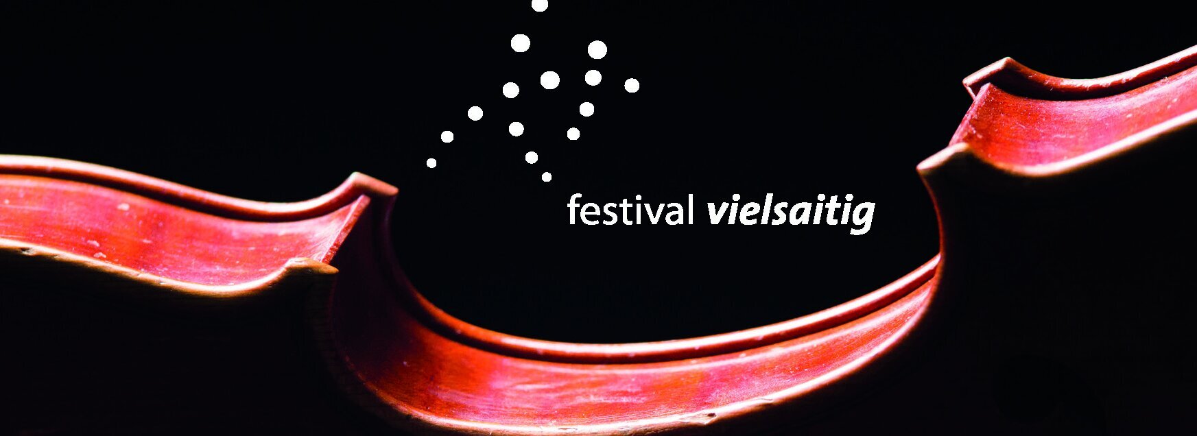 Das Bild zeigt einen schwarzen Hintergrund auf dem im unteren Bereich detailiert eine Geige zu erkennen ist. Oben drüber steht festial vielsaitig geschrieben.