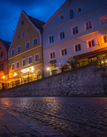 Eine gemütliche Abendstimmung in einer historischen Altstadt.