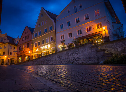 Eine gemütliche Abendstimmung in einer historischen Altstadt.