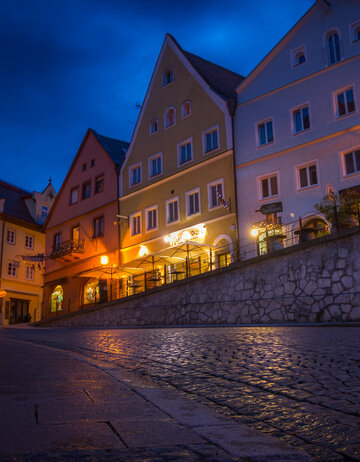 Eine gemütliche Abendstimmung in einer historischen Altstadt.